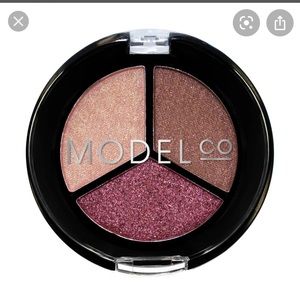 Metallic eyeshadow trio + free sample